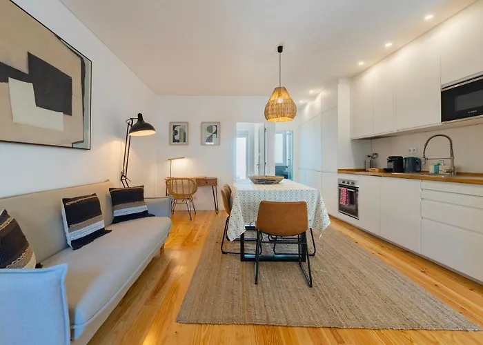 Your Dream Stay: Modern Amenities, Historic Charm Apartment *