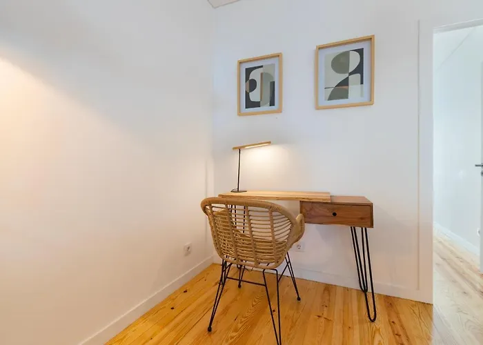 Your Dream Stay: Modern Amenities, Historic Charm Apartment *