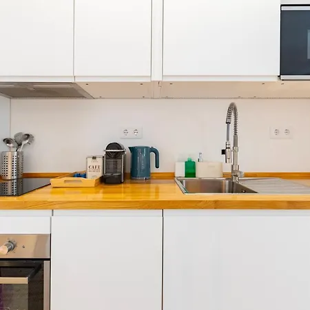 Your Dream Stay: Modern Amenities, Historic Charm Appartement *