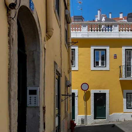 Your Dream Stay: Modern Amenities, Historic Charm Apartment *