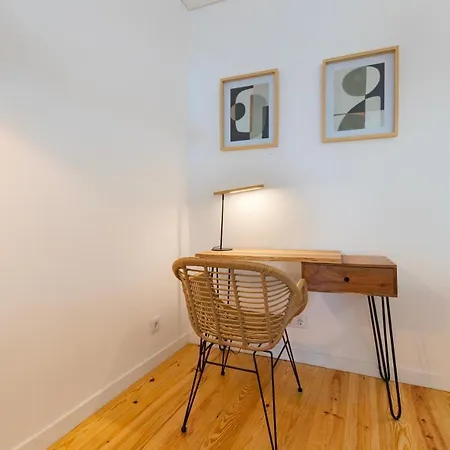 Your Dream Stay: Modern Amenities, Historic Charm Apartment *